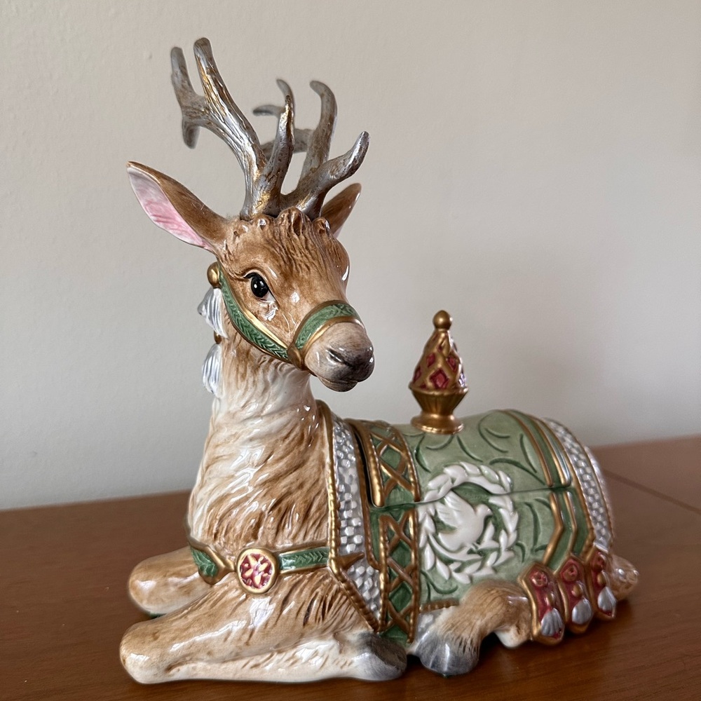 Excellent like new Fritz & Floyd Gregorian Santa Deer Lidded Box.